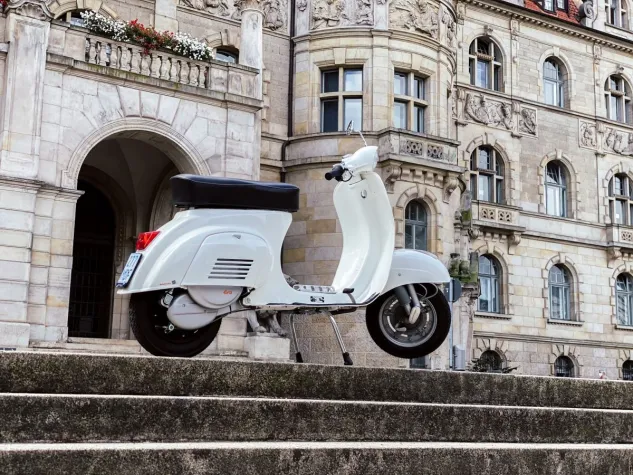 Bild: Évo elektrisiert die Vespa  