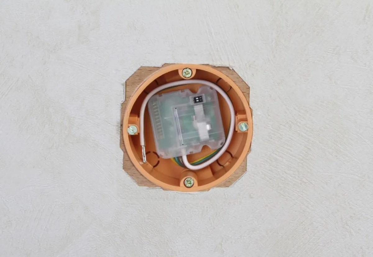 Funk-Universalsender in UP-Dose. Herstellerunabhängig mit jedem Schalter verwendbar.