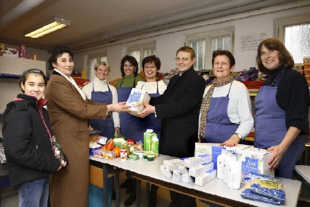 Iain Gibbs, Deutschlandchef von Amway, und die ehrenamtlichen Helferinnen Ingrid Titzl, Barbara Ponn, Elisabeth Weller, Gabi Riehl und Uschi Homann (v.l.n.r.) überreichen Produkte der Firma Amway an e