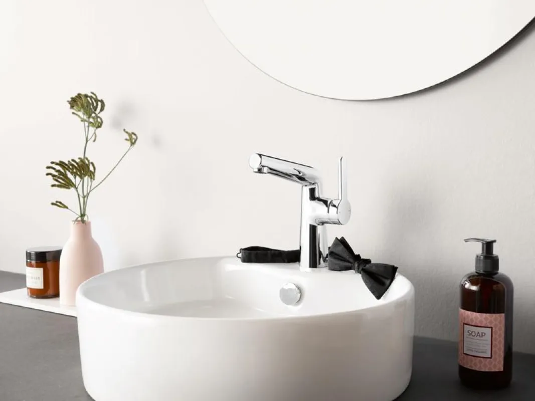 Die seitenbediente HANSADESIGNO STYLE ist ein Hingucker im Gäste-WC. Foto: Hansa Armaturen GmbH