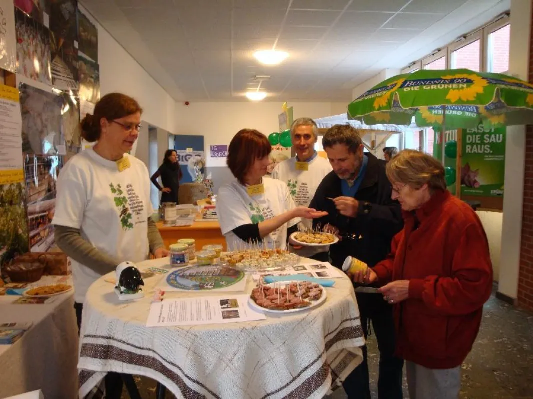 Mitglieder der AGfaN e.V. verteilen vegetarische Kostproben, die auch Skeptiker geschmacklich überzeugen. © Ingrid Wendt / AGfaN