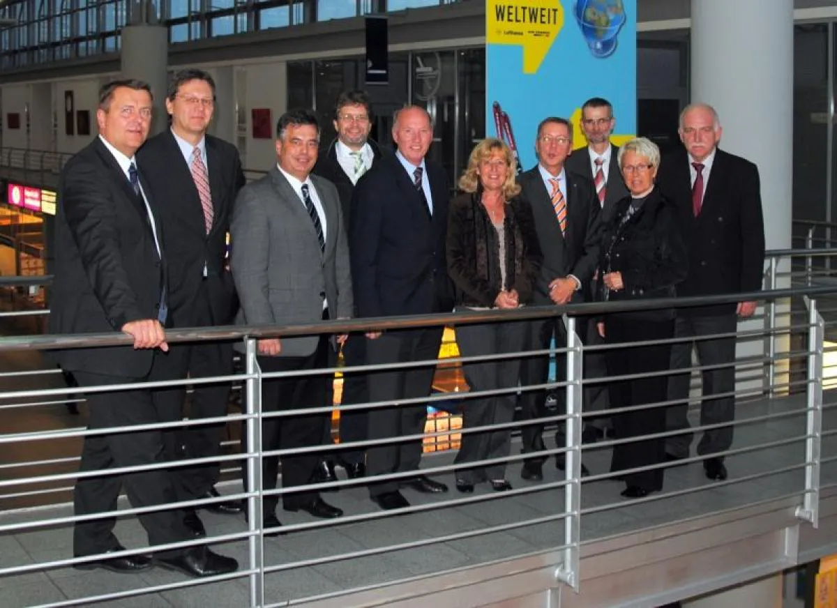 Setzen sich für den FMO ein (v.l.n.r.): Christoph Rasche, Joachim Brendel, Clemens Lammerskitten, Karsten Heineking, Ernst-August Hoppenbrock, Gabriela König, Prof. Gerd Stöwer, Eckhard Lammers, Hanne