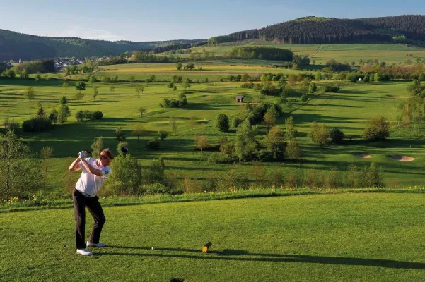 Bild: Golfen mit Sauerland-Panorama