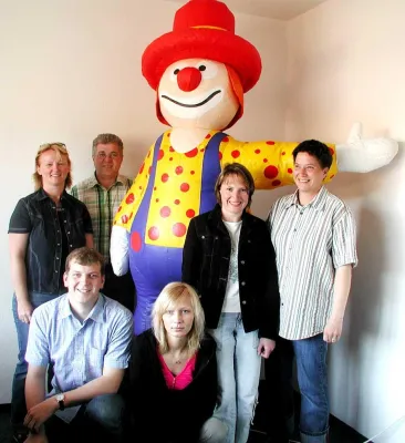 Bild: Familotel AG: Neue Stärke im Team - Marketing-Zentrale in Amerang expandiert und schafft drei Arbeitsplätze