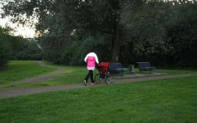 Bild: Joggen, als Mama, mit Kind - im Jogger! Und mit Kopftuch?