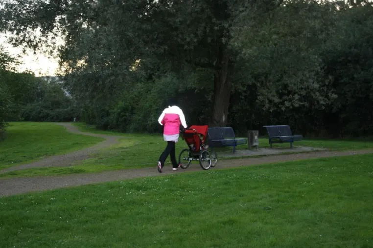 Joggen, als Mama, mit Kind - im Jogger! Und mit Kopftuch? Bild: Joggen, als Mama, mit Kind - im Jogger! Und mit Kopftuch?