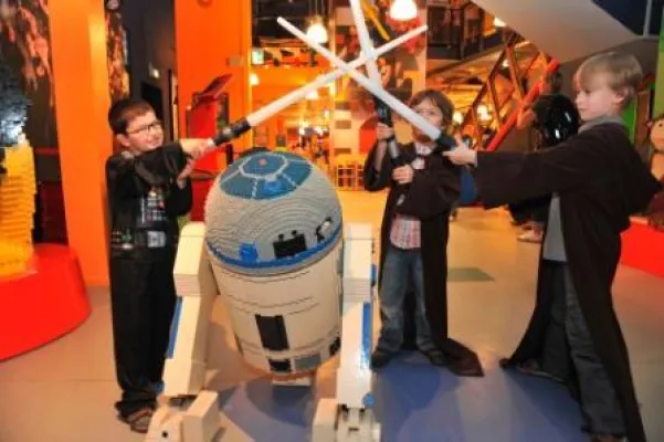 Bild: 11. bis 24. Juni 2011: LEGO® City Space mit speziellen Star Wars Wochenenden am 11.-13., 18.-19.& 25.-26. Juni