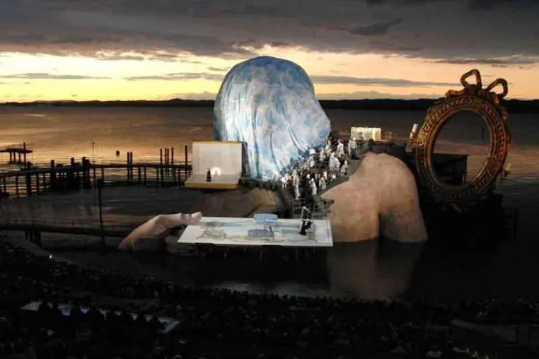 Bild: watershow.de stattet Bühnenbild auf den Bregenzer Festspielen 2011 mit Wasserwand aus