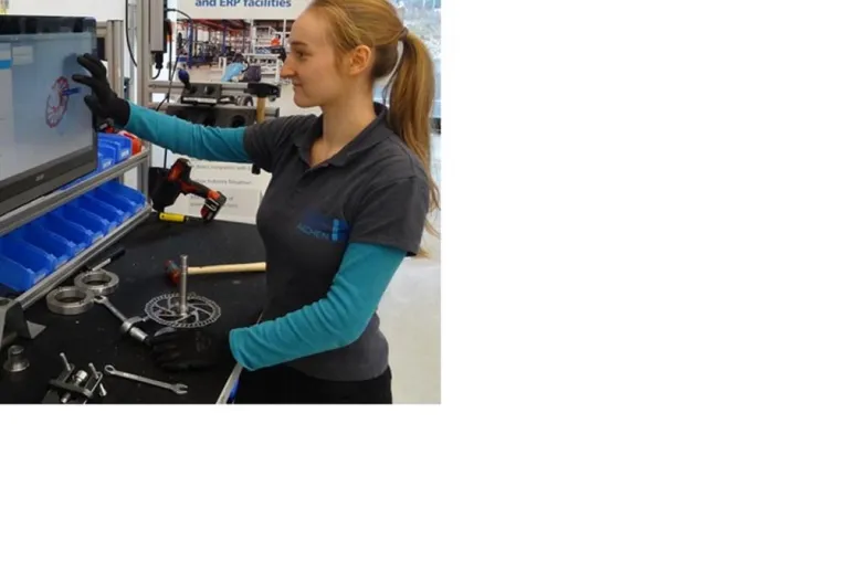 Bild: itelligence AG und ihre Partner zeigen Industrie 4.0 als reale Fertigungssituation auf der Hannover Messe 2015