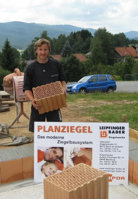 Hausbau: Ski-Ass Alois Vogl hat sich mit dem ?Unipor W09 Planziegel? von Leipfinger-Bader für eine natürliche Bauweise entschieden. (Foto: Leipfinger-Bader)