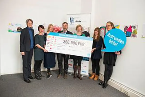 Bild: Großspende für Berliner Netzwerk „Akinda“: 250.000 € zur Unterstützung geflüchteter Kinder und Jugendlicher