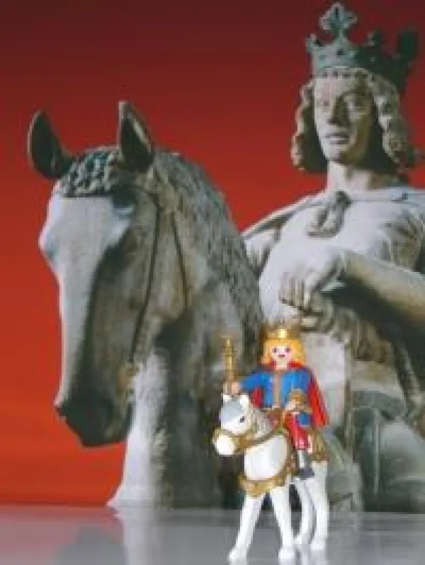 Das Original das Magdeburger Reiters aus dem 13. Jh. und sein Ebenbild von Playmobil. (Foto: Carolin Paul)