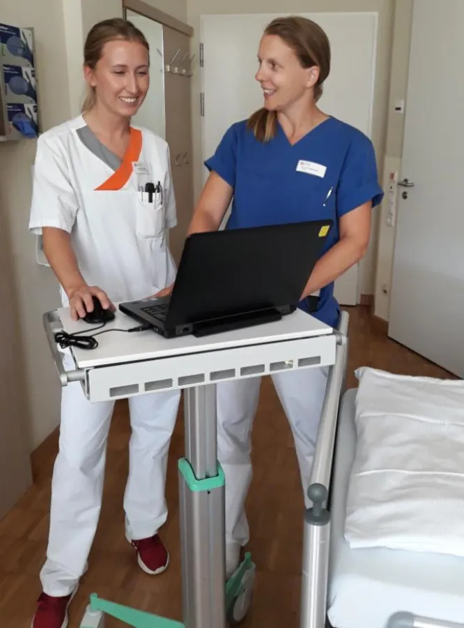 Mit Laptop auf Station - für Pflegekräfte und Ärzte arbeitserleichternder Alltag (c)Schön Klinik