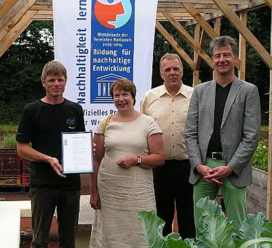 Bild: UNESCO-Auszeichnung für CJD Jugenddorf Offenburg: Schulgarten ist "Dekade-Projekt"