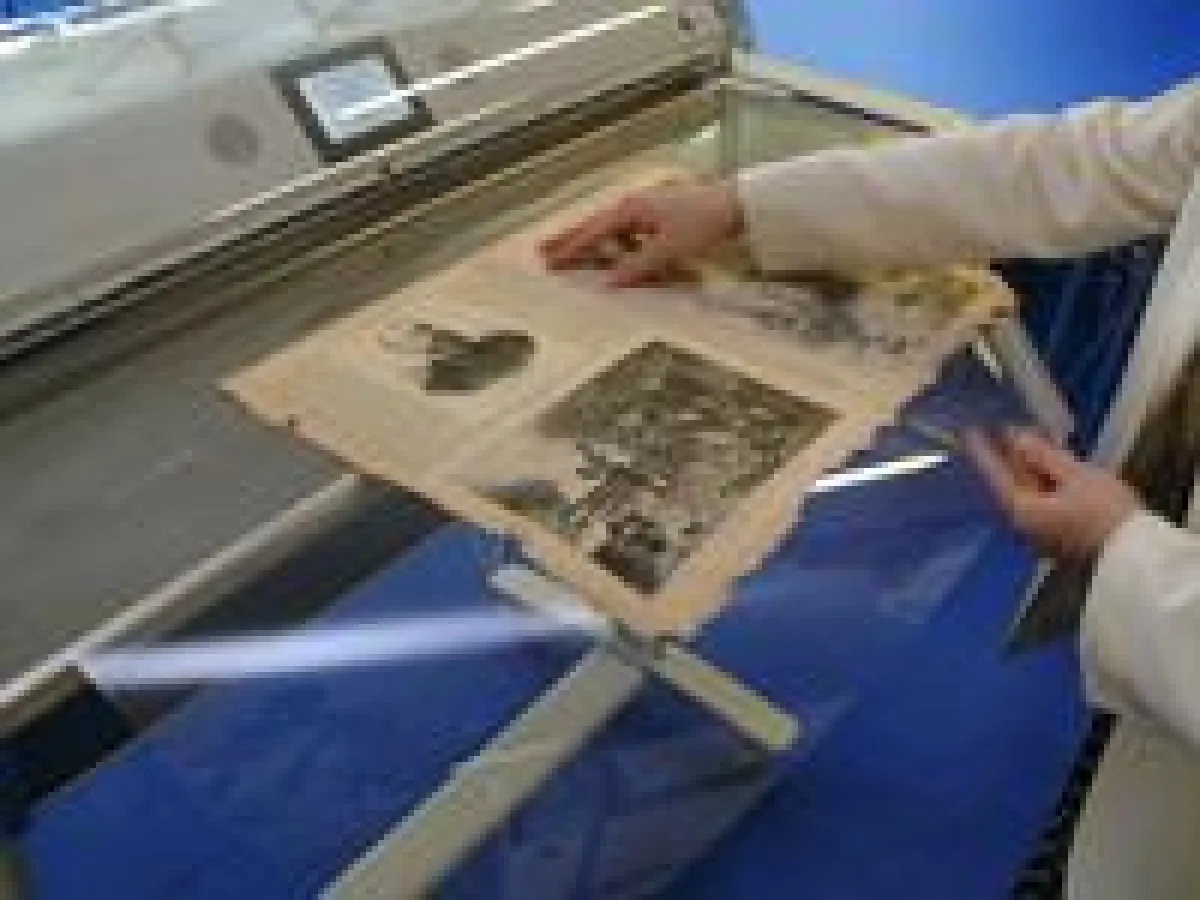Schont historische Vorlagen und erleichtert den Papiereinzug ? die Folientasche für WideTEK Großformatscanner.