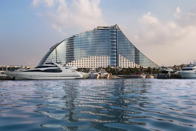 Bild: Familienurlaub in Dubai – Sommerangebot im Jumeirah Beach Hotel