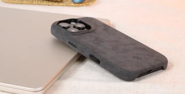 Bild: GOOD WILHELM präsentiert iPhone 16 Pro Hüllen aus Alcantara mit echter Kamerataste