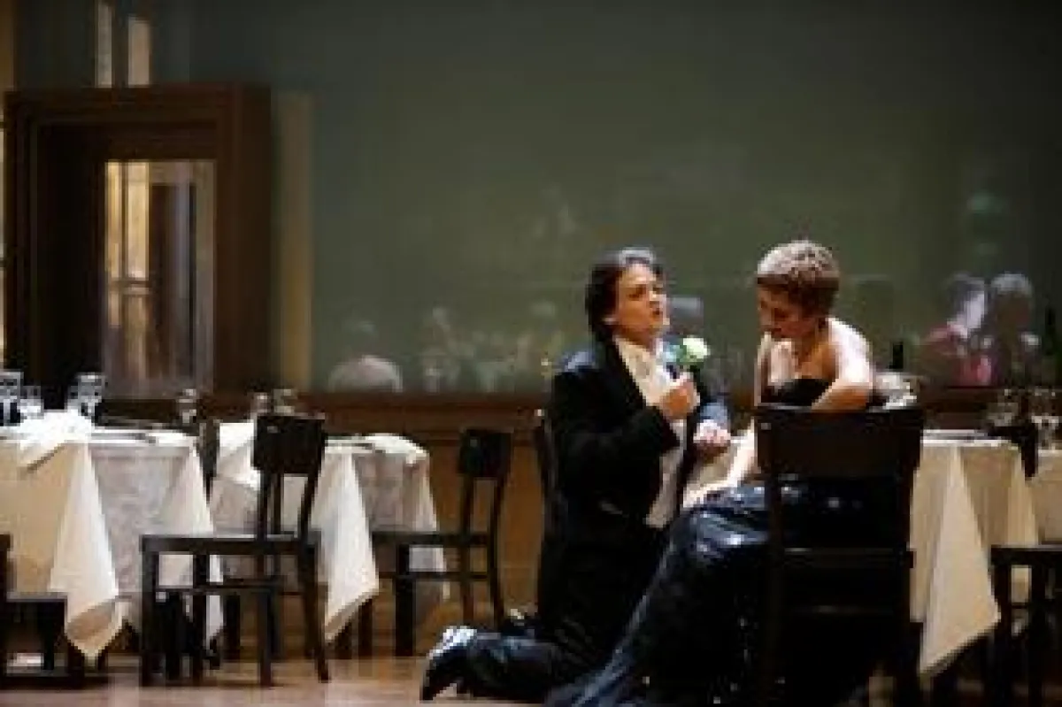 Foto Oper Köln/La Traviata: Fernando Portari (Alfredo) und Olga Mykytenko (Violetta)