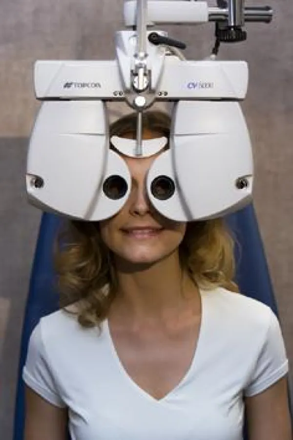 Eine Bindehautentzündung sollte immer vom Arzt untersucht werden (Foto: Dünyagöz)