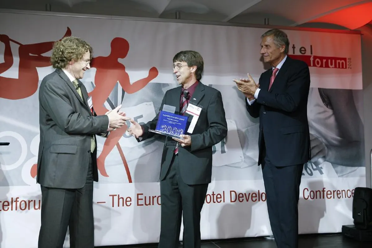 Peter-Mario Kubsch freute sich über den Hospitality Innovation Award - überreicht wurde dieser durch Michael Midmann (links, PKF hotelexperts Wien), Ulrich Wickert gratulierte