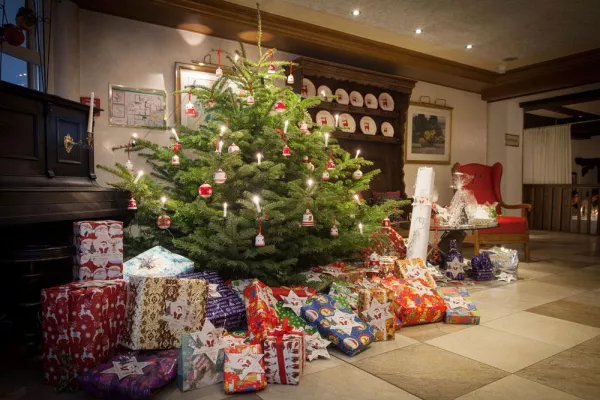 Bild: Jeder Stern ein Wunsch im Romantik Hotel Platte – Vorweihnachtliche Bescherung für die Kinder des Josefshaus