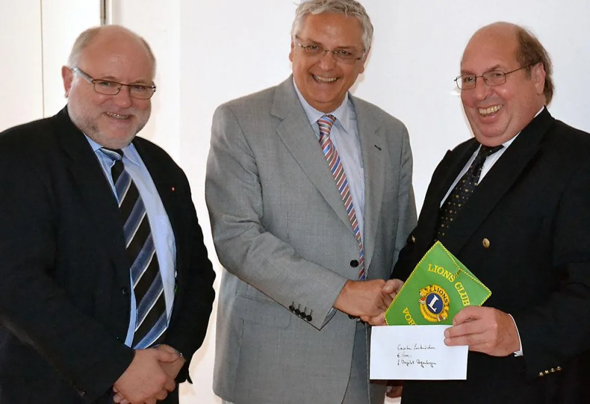Lions Präsident Willi Zylajew (r.) übergibt den Spendenscheck an Caritas-Chef Franz Josef Funken