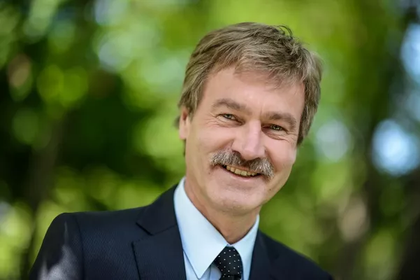 Bild: Ausgezeichnete Leistung: Professor Gerd Heusch mit „Distinguished Leader Award“ geehrt