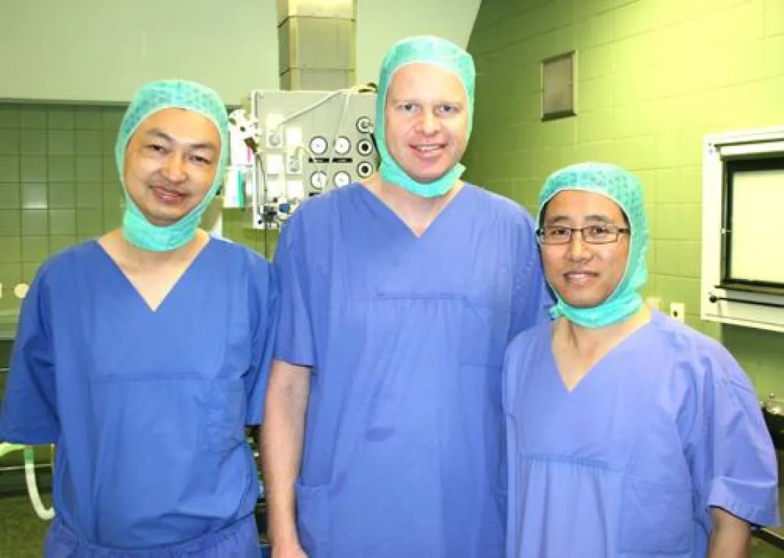 Dr. Wu, Dr. Devid Tusek und Dr. Wang (von links) im Klinikum Niederberg (Foto: Stefan Mülders)