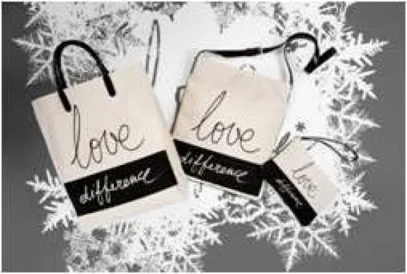 Weihnachtszauber bei Furla: Furla präsentiert die neue Charity Collection Love Difference sowie Geschenkideen Bild: Weihnachtszauber bei Furla: Furla präsentiert die neue Charity Collection Love Difference sowie Geschenkideen