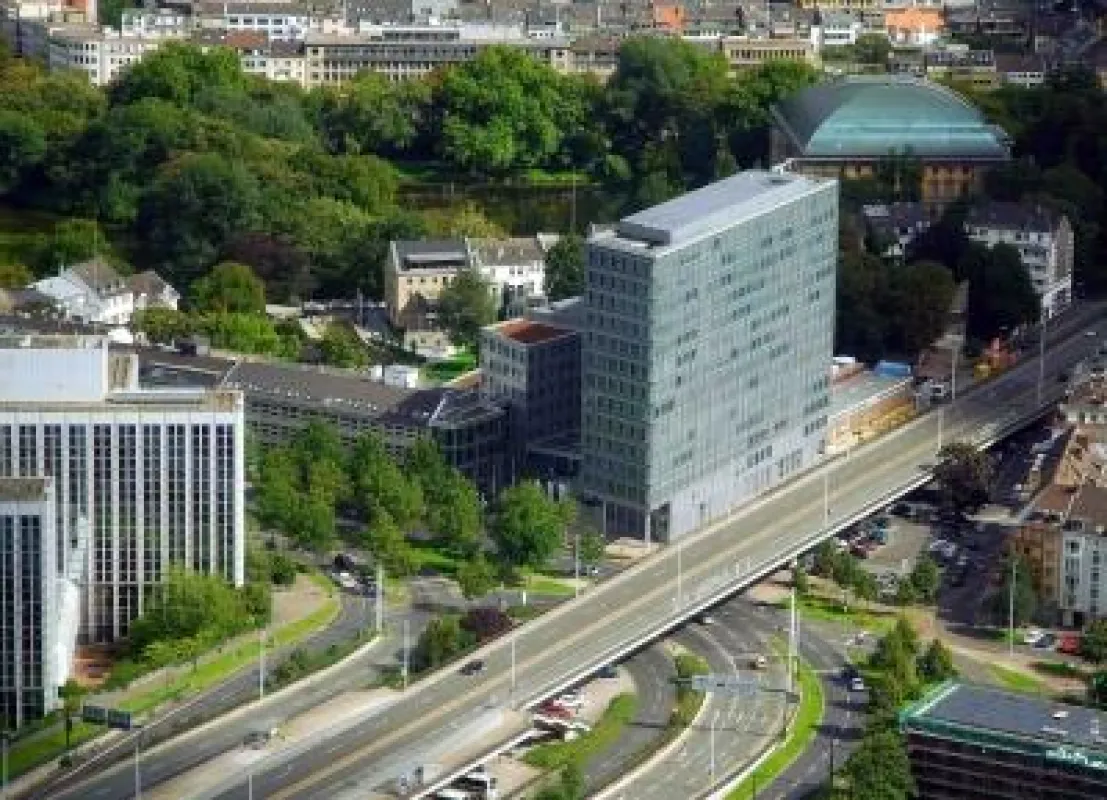 An stark befahrenen Straßen sind Schallschutzgläser eine effektive Lösung. © CLIMAplusSECURIT-Partner Foto: Christoph Seelbach