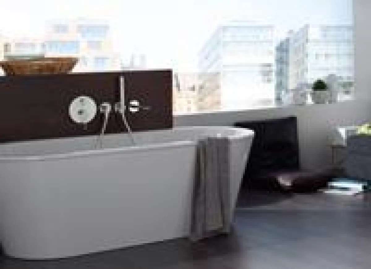 Das Bad als privates Spa mit Blick ins Freie für Entspannung pur. Foto: Hansa