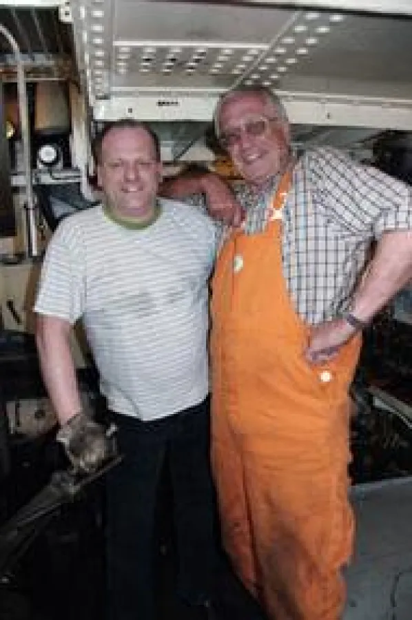 Chief-Maschinist Jürgen Anacker (rechts) und Kesselwärter Gunnar Hoensch im Maschinenraum der Tiger.