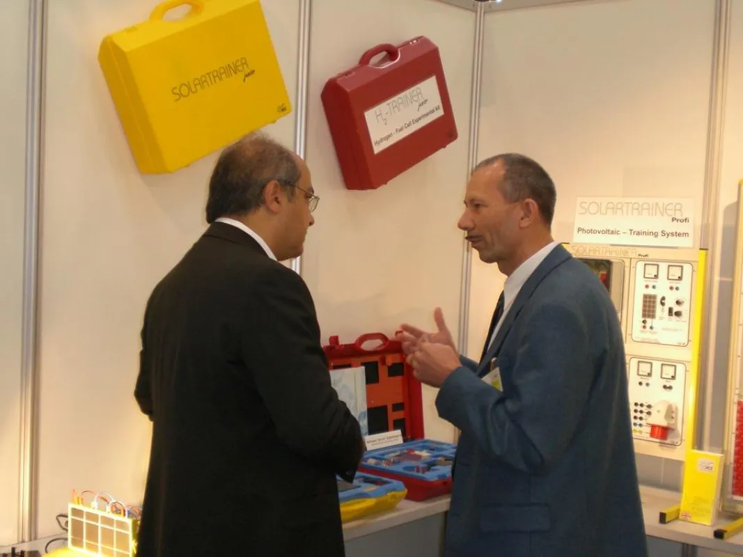 Lehr- und Experimentiersysteme im Bereich erneuerbare Energien präsentierte die Firma IKS Photovoltaik auf der Intersolar 2008 in München.