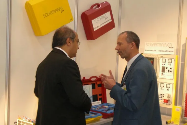 Bild: Riesiges Interesse an Lehrmitteln der Firma IKS Photovoltaik auf der Intersolar 2008