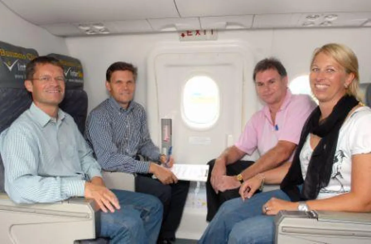 Klaus Wellmann (Messe-GF), Claus Bernatzik (InterSky-GF), Ludwig Meier (Messe Marketing) und Bettina Spreitzhofer (InterSky Marketing) bei der Vertragsunterzeichnung.