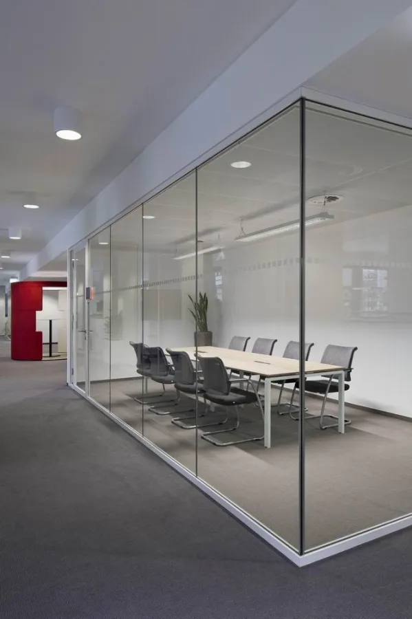 Das System 3400 von Strähle verbindet maximale Transparenz mit edler Optik. Pressefoto: Huthmacher