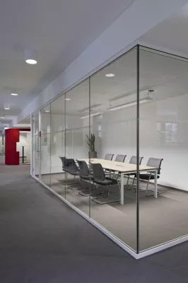 Bild: Neues Coca-Cola Headquarter / Ganzglaswände von Strähle