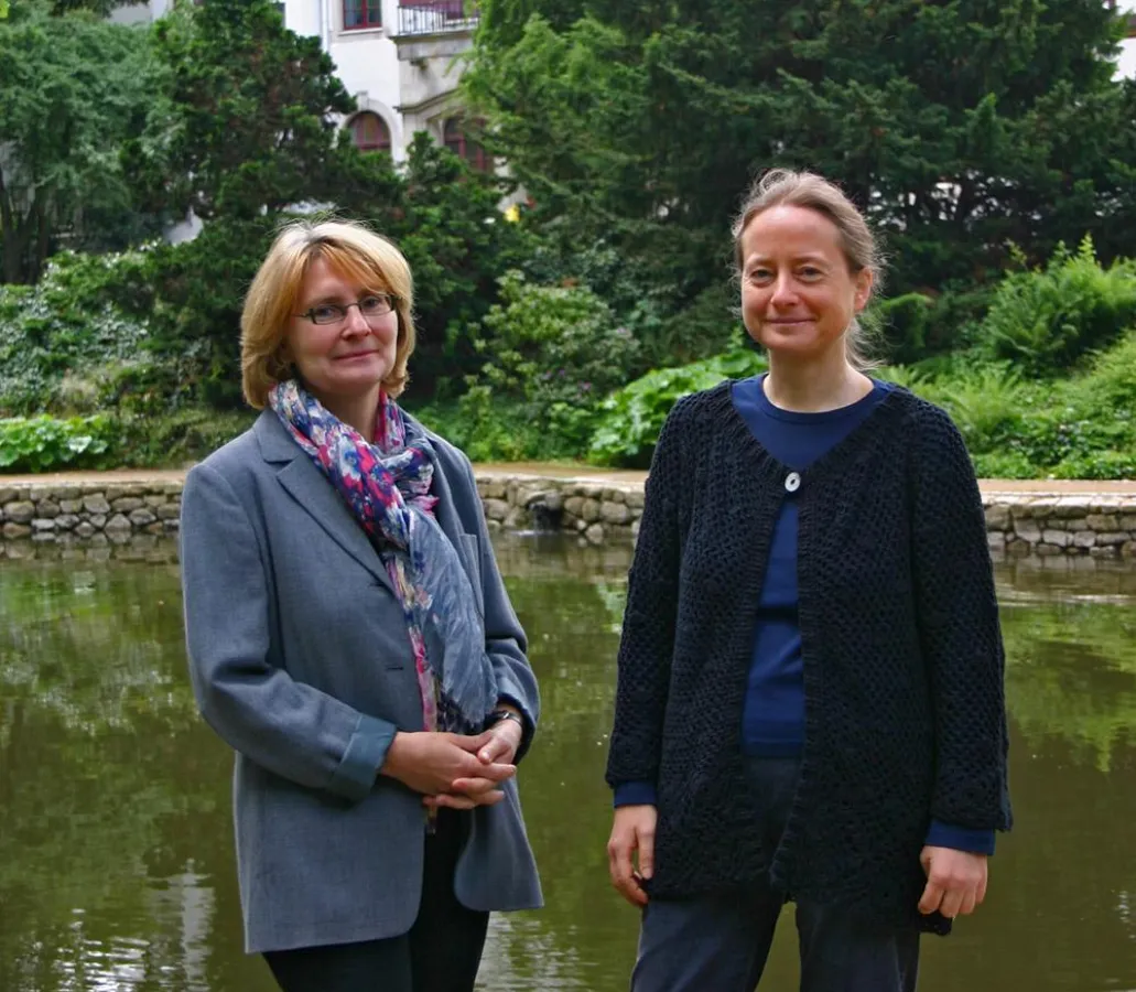 Prof. Dr. Andrea Heilmann (l.) und Dr. Jane Brennan auf dem Wernigeröder Hochschul-Campus.