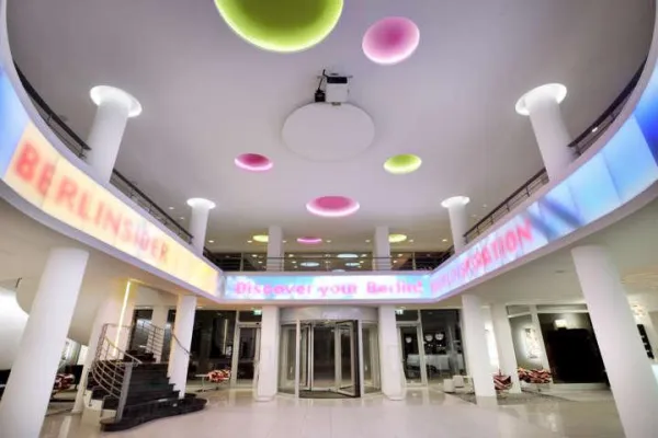 Bild: Im Hotel Berlin, Berlin am Puls der Metropole mit dem Geschäftspartner am nächsten Erfolg feilen