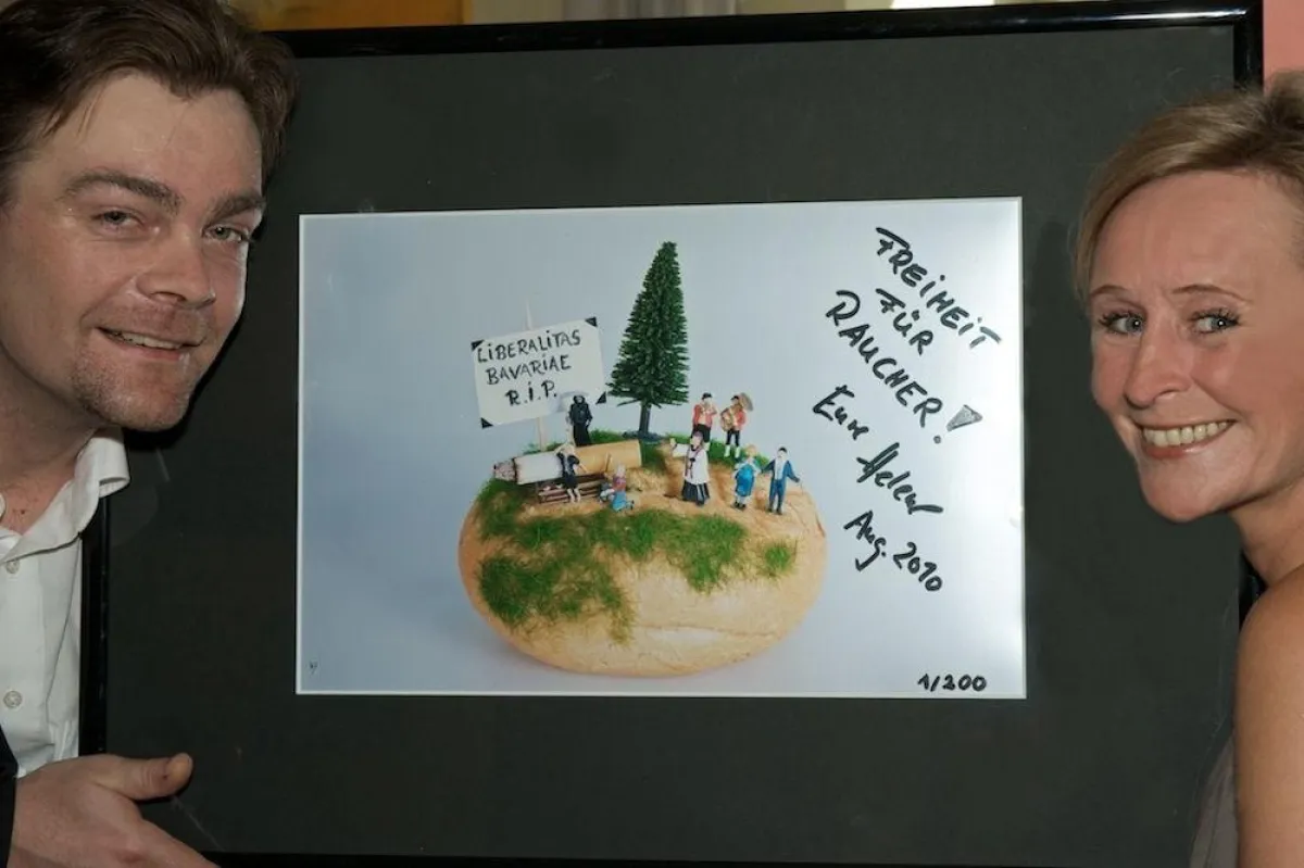 Michael Gottowy und Martina Schlichte mit Raucherbrötchen, Fotograf: Heribert Salzbrenner