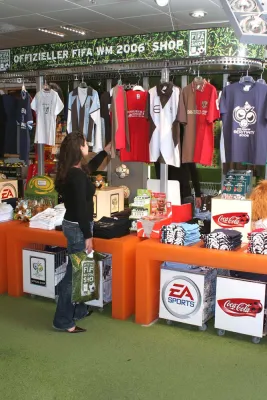 Bild: Karstadt eröffnet 120 neue Offizielle FIFA WM 2006(TM) Shops / Enorme Nachfrage nach Offiziellen Lizenzprodukten zur FIFA WM 2006™