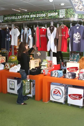 Bild: Karstadt eröffnet 120 neue Offizielle FIFA WM 2006(TM) Shops / Enorme Nachfrage nach Offiziellen Lizenzprodukten zur FIFA WM 2006™