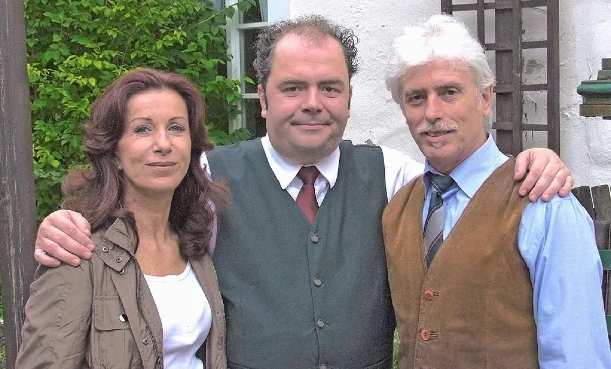 Die Schauspieler Patrizia Moresco (li.), Timo Dierkes (Bildmitte) und Marketingfachmann u. Komparse Rainer Prüm (re.) während einer Drehpause zum neuen SR-Tatort