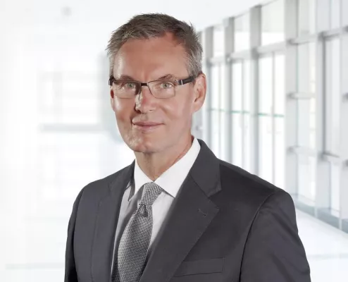 Bild: Eduard Arzt erhält die höchste Auszeichnung der Deutschen Gesellschaft für Materialkunde