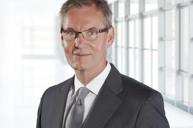Bild: Eduard Arzt erhält die höchste Auszeichnung der Deutschen Gesellschaft für Materialkunde