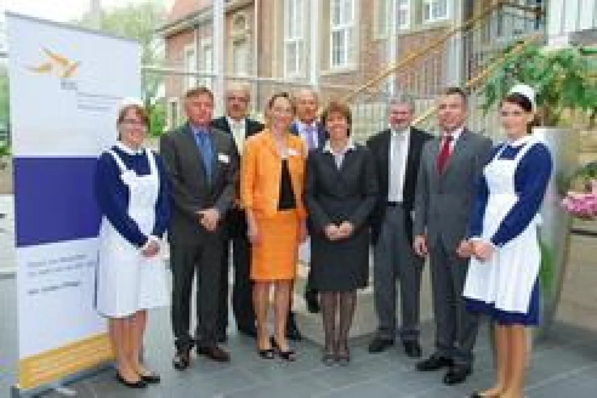 Offizielle Eröffnung des BZG mit den Geschäftsführungen des BZG, PZN, GRN und Dr. Monika Stolz, Gesundheitsministerin B.-W. sowie Landrat Dallinger und Pflegeschülerinnen