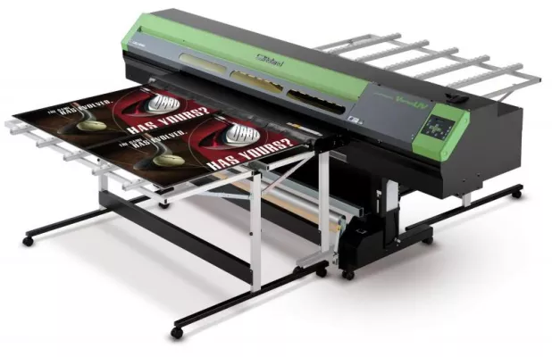 Bild: Atelier Fetzer investiert in Roland Großformatdrucker mit UV-Lack- und Weißfarbwerk.