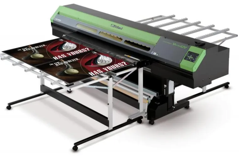 Bild: Atelier Fetzer investiert in Roland Großformatdrucker mit UV-Lack- und Weißfarbwerk.