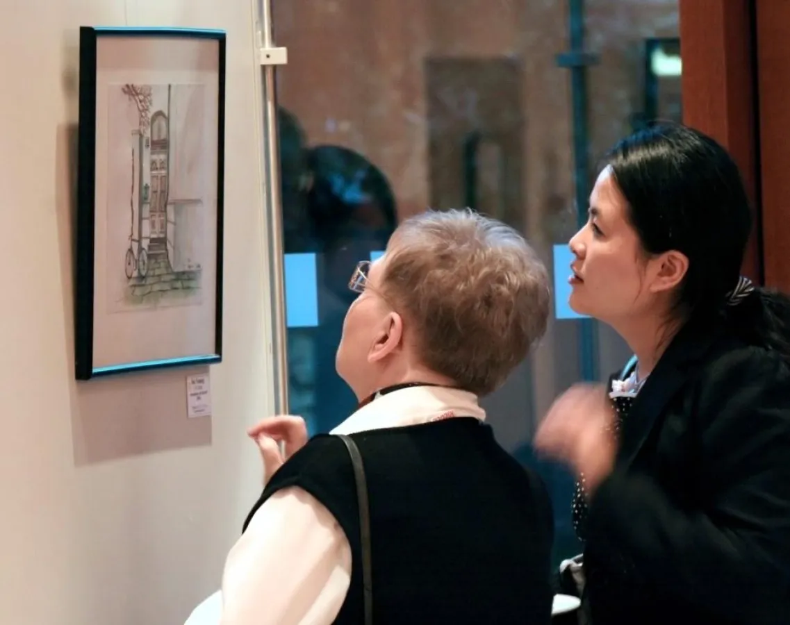Zwei Besucherinnen der Ausstellung