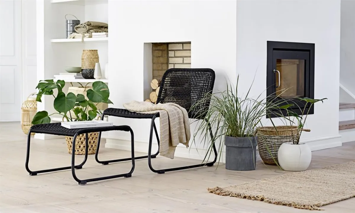 Geflochtene Sitzmöbel und Blumenkörbe von Bloomingville